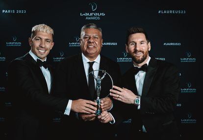 Claudio Tapia (al centro), junto a Lisandro Martínez y Lionel Messi, en París (Francia), el pasado 8 de mayo.