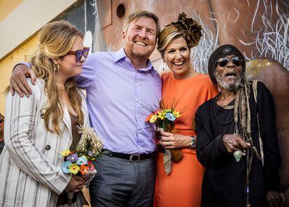 Durante su visita al distrito de San Nicolan, en Aruba, los reyes y la princesa se fotografiaron con artistas locales. 