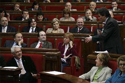 Artur Mas, a la derecha, se dirige a Pasqual Maragall, ayer, en el Parlamento catalán.