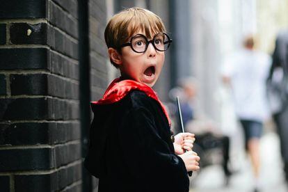 Un niño, hijo de la fotógrafa, en los estudios de Harry Potter haciendo que ve a un dementor (espíritus oscuros de la saga).