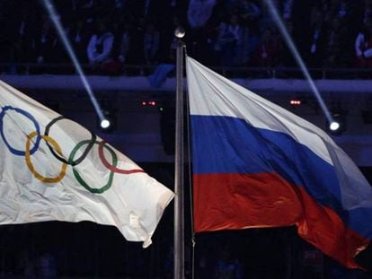 Las banderas olímpica y de Rusia ondean en los Juegos Olímpicos de Invierno de Sochi 2014. En vídeo, la AMA excluye a Rusia de las competiciones mundiales.