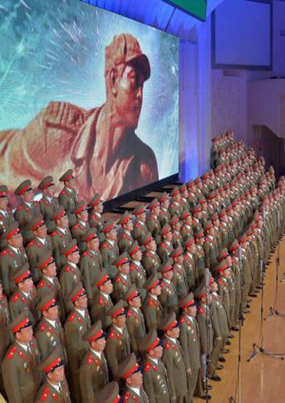 Un coro durante la sesi&oacute;n de la Suprema Asamblea del Pueblo de Corea del Norte.