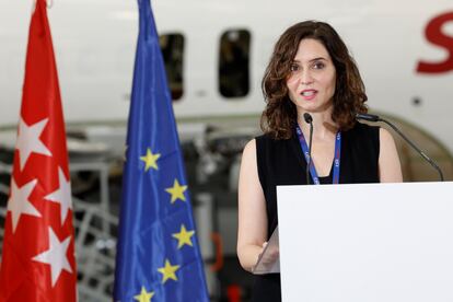 La presidenta regional, Isabel Díaz Ayuso, en el acto inaugural del hangar de Swiftair en el aeropuerto Adolfo Suárez Madrid-Barajas.