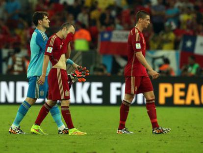  Casillas, Iniesta y Sergio Ramos tras finalizar el partido con Chile. 