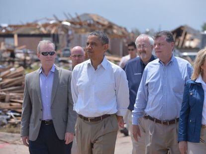 El presidente Barack Obama visita las zonas afectadas por el tornado en Moore junto a la gobernadora de Oklahoma, Mary Fallin 