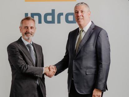 El presidente de Indra, Marc Murtra, junto al nuevo CEO, José Vicente de los Mozos.