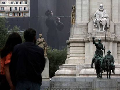 El monumento a Cervantes en la Plaza de España, ayer.