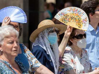 Varias mujeres se protegen del sol, el domingo en Zaragoza, donde aún se mantiene el aviso amarillo por calor.