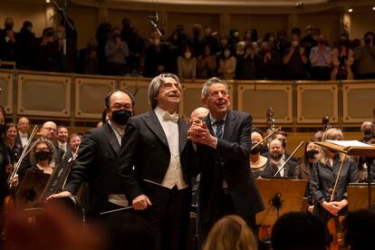 Riccardo Muti, con el compositor Philip Glass, al final del estreno de su ‘Sinfonía número 11’, en 2022.