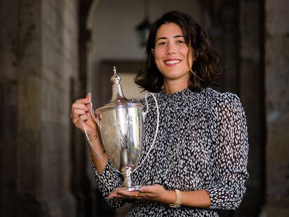 Garbiñe Muguruza posa con el trofeo de campeona de la Copa de Maestras en Guadalajara.