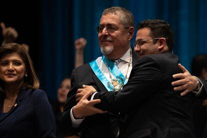 Samuel Pérez abraza al presidente Bernardo Arévalo tras imponerle la banda presidencial el 14 de enero en Ciudad de Guatemala.