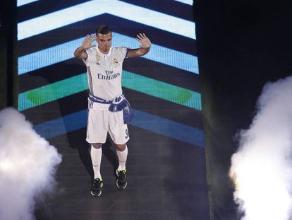 Pepe saluda al público durante la celebración por la Duódecima en el Bernabéu.