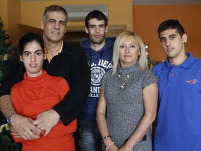 Gloria Sanz y su familia, en el salón de su casa.