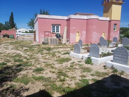 Parte trasera de la Mezquita de Griñón, situada al lado de varias tumbas del cementerio, en mayo de 2023.