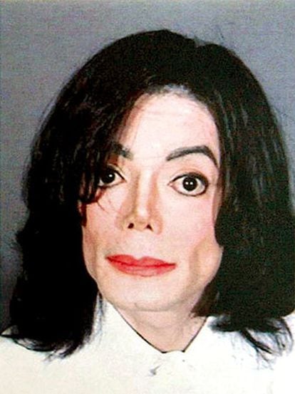Michael Jackson, arrestado en 2003 tras ser acusado de abusar de un menor.