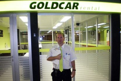 Mauricio D. ante la empresa Goldcar, donde trabaja.