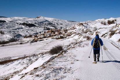 Vista invernal del pueblo de Valdelinares, en la sierra de Gúdar-Javalambre, en Teruel.