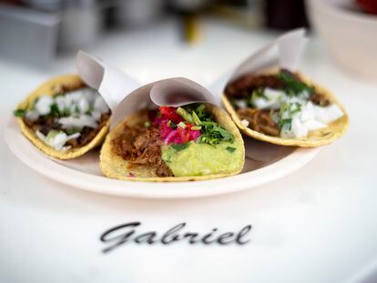 Un taco de suadero, uno de lechón y uno de tripa de la Taquería Gabriel, en Ciudad de México.