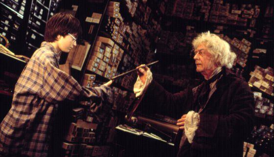John Hurt en una escena de la película 'harry Potter y la pierda filosofal'.