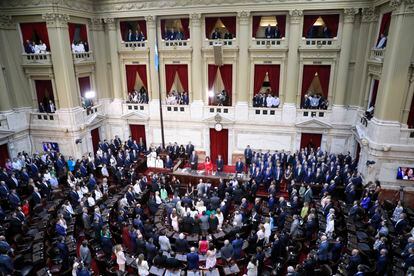 La vicepresidenta saliente de Argentina, Cristina Fernández, abre la sesión de la Asamblea Legislativa en la que juramentó Javier Milei como nuevo presidente.