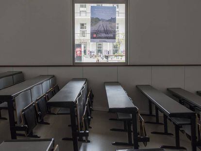 Un aula vac&iacute;a en el campus de la Ciutadela de la UPF, este jueves.