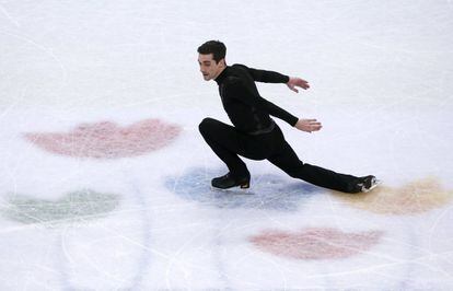 El español Javier Fernández compite en el programa corto masculino de los Campeonatos del mundo de patinaje artístico en Helsinki (Finlandia).
