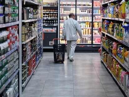 Un hombre hace la compra en un supermercado