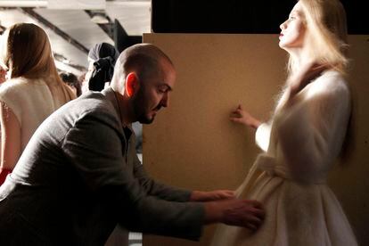 El diseñador Juan Duyos preparando a una modelo en la <i>Cibeles Fashion Week</i>. Este es un resumen fotográfico de los preparativos del desfile.