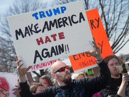 &quot;Trump har&aacute; que Am&eacute;rica vuelva a odiar&quot;, dice el cartel de este manifestante en Wisconsin
