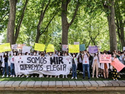 Cientos de médicos recién licenciados se manifestaban en 2021 frente al Ministerio de Sanidad para protestar por el nuevo sistema de adjudicación de plazas.