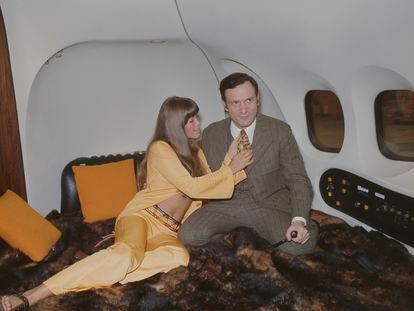 Hugh Hefner despega del aeropuerto de Londres a bordo de su avión privado, el 'Big Bunny', junto a su novia Barbi Benton, en julio de 1970.