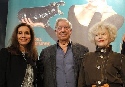 Mario Vargas LLosa, junto a la directora teatral Mag&uuml;i Mira y Ana Bel&eacute;n, protagonista de &#039;Kathie y el hipop&oacute;tamo&#039;.
 