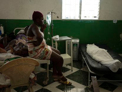 Una mujer sentada en la cama de un hospital saturado en la ciudad de Los Cayos, el 16 de agosto de 2021.