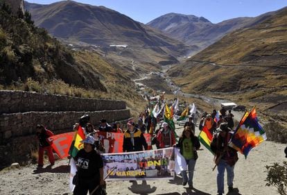 Marcha de protesta en 2008 de las comunidades ind&iacute;genas que rechazan el proyecto de Evo Morales en el TIPNIS.