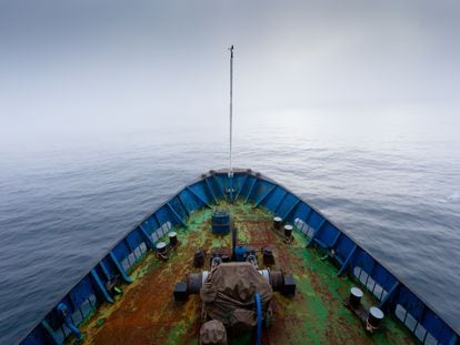 Un barco navega por el Mar de Kara, en el océano Glaciar Ártico, donde se localiza la isla Soledad.