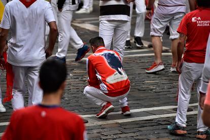 Un hombre espera el comienzo de la corrida, el jueves 7 de julio. Juerguistas de todo el mundo acuden a Pamplona cada año durante nueve días de fiesta ininterrumpida.