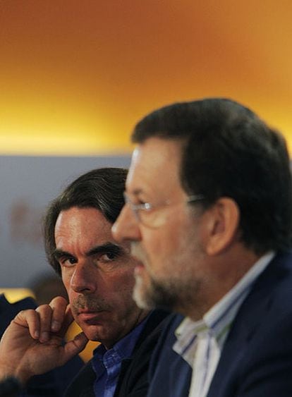 José María Aznar observa a Mariano Rajoy en una sesión del Campus FAES el pasado julio.