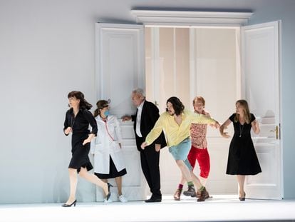 Los seis protagonistas de 'Così fan tutte': teatro en estado puro.