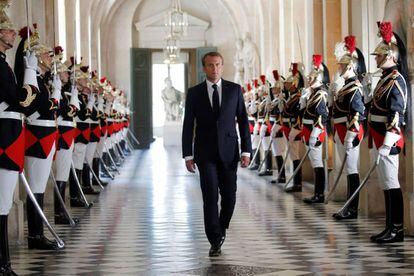 Macron camina por la Galería del Palacio de Versalles, antes de pronunciar el discurso al Congreso.