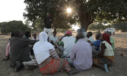 Los vecinos de Kuluunda (Malawi) que lucharon por sus derechos sobre las tierras que cultivaban, reunidos bajo un manduro.