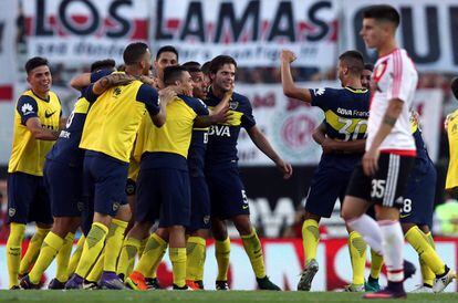 Los jugadores del Boca Juniors celebran la victoria del equipo al final del partido.
