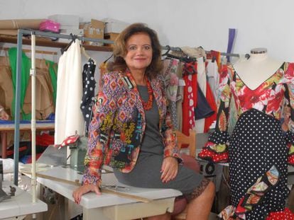 Pilar Vera, en su taller de costura de Umbrete (Sevilla).