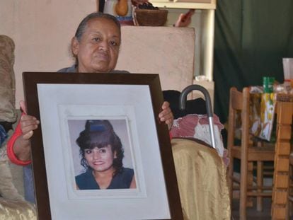 Elia Escobedo, en su casa de Ciudad Juárez, muestra una foto de su hija.