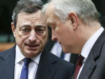 El presidente del Banco Central Europeo (BCE), Mario Draghi, (i) conversa con el vicepresidente y responsable de Asuntos Econ&oacute;micos y Monetarios, Olli Rehn.