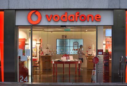 Una tienda de Vodafone en Barcelona, en una imagen de archivo.