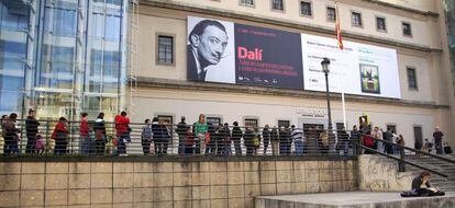 Colas en la exposición de Dalí en el museo Reina Sofía.