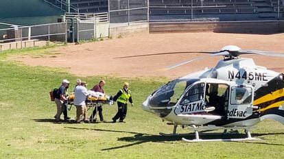 Los servicios de emergencias han llevado al escritor hasta un helicóptero para ser trasladado a un hospital donde ha sido intervenido de urgencia. Las imágenes son del video publicado en Twitter por el usuario @HoratioGates3.