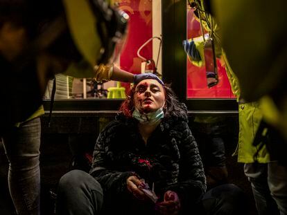 Una manifestante es atendida por un sanitario tras recibir, en un ojo, el impacto de una bala de foam disparada por los Mossos d'Esquadra durante el primer día de protestas por el encarcelamiento del rapero Pablo Hasél, el pasado 18 de febrero.