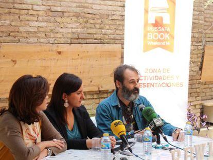 La directora general Marta Alonso, la consejera María José català y el librero Ximo Rochera.