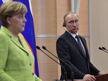 Angela Merkel y Vladímir Putin en una rueda de prensa tras su encuentro en Sochi este martes. ALEXEY NIKOLSKY EFE